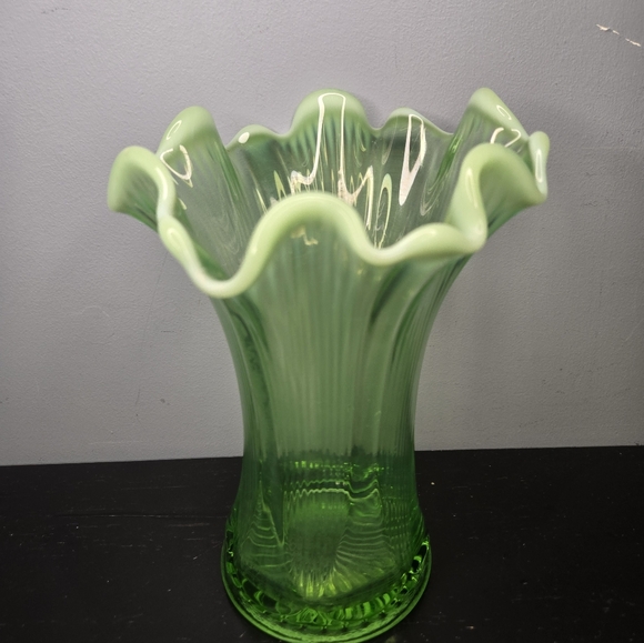 RARE Vintage/Antique Jefferson Glass Bright Green Opalescent 7" Swung Vase - Picture 2 of 16